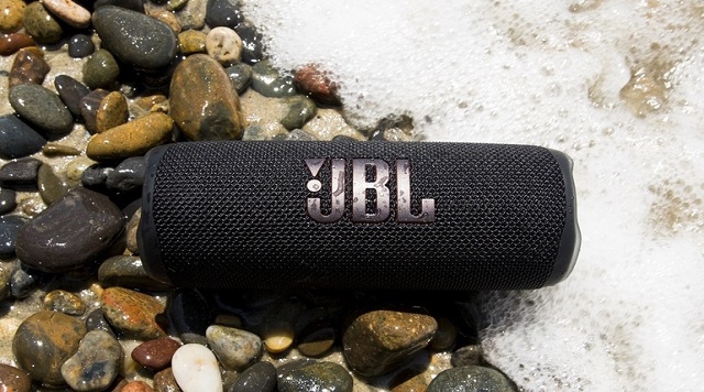 JBL trình làng Flip 6: Loa di động cải tiến từ ngoại hình đến tính năng