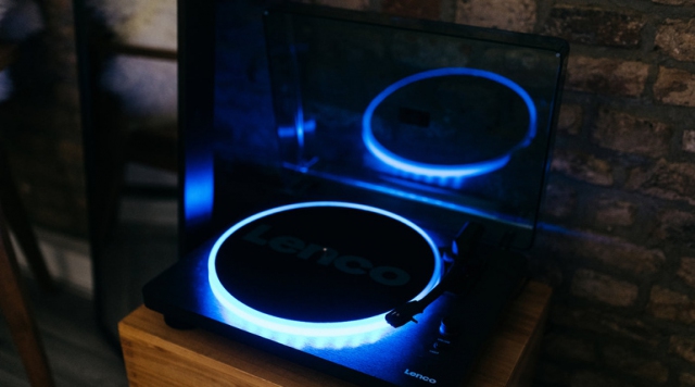 Lenco LS-50LED: Thắp sáng đĩa vinyl với hệ thống đèn LED đa sắc độc đáo