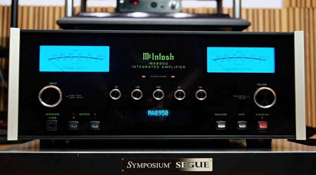 McIntosh MA8950: Công suất 200W/kênh, có sẵn module DA2 dành cho các tín đồ của nhạc số