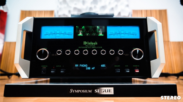 Ampli hybrid McIntosh MA12000: Đối tác xứng tầm của những đôi loa hi-end