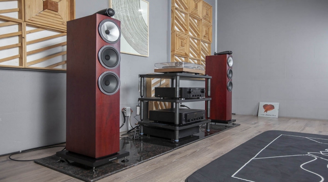 Bowers & Wilkins 703 S3 được vinh danh loa cột tốt nhất của năm 2023-24